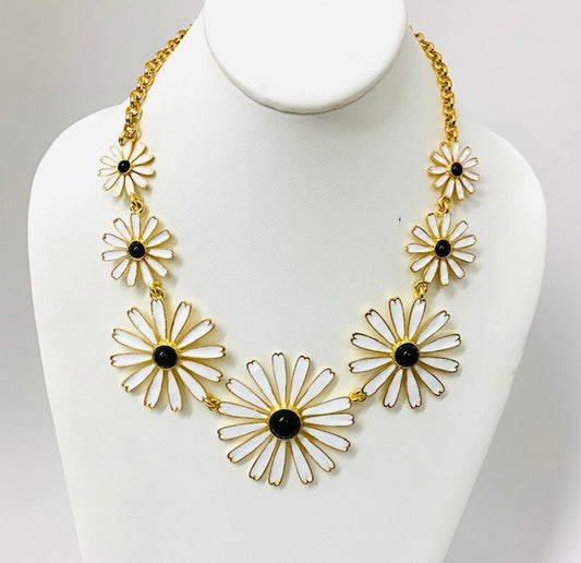 20" White Daisies Necklace
