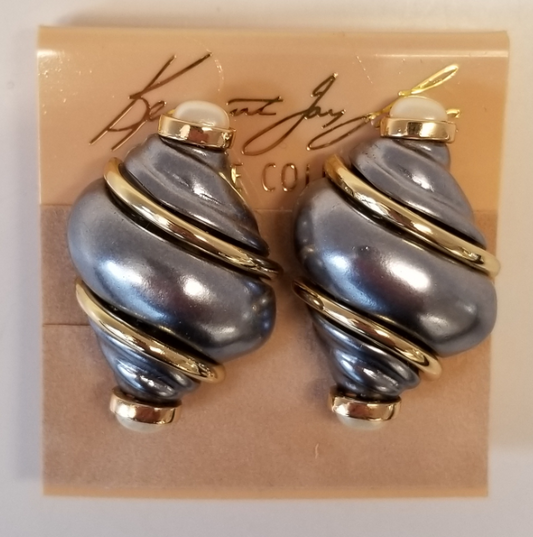 Grey pearl shell clip earring