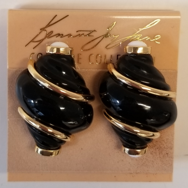 Black shell clip earring