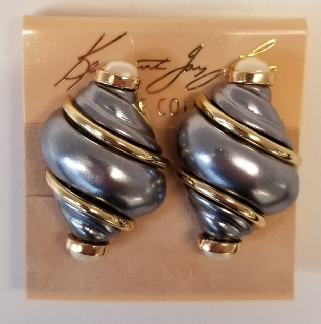 Grey pearl shell clip earring