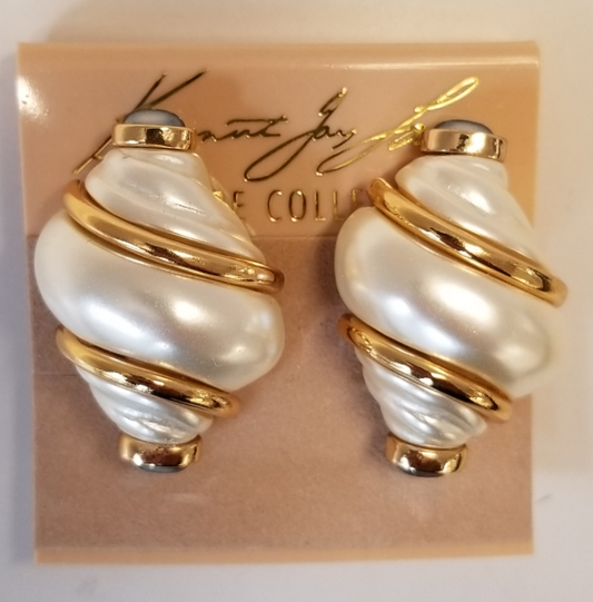 Pearl shell clip earring