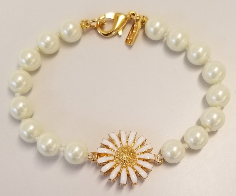 Pearl Bracelet With Daisy Motif