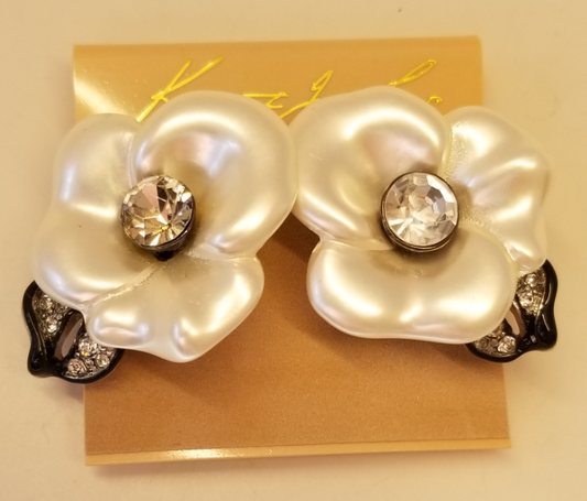White Pearl Flower Clip Earring