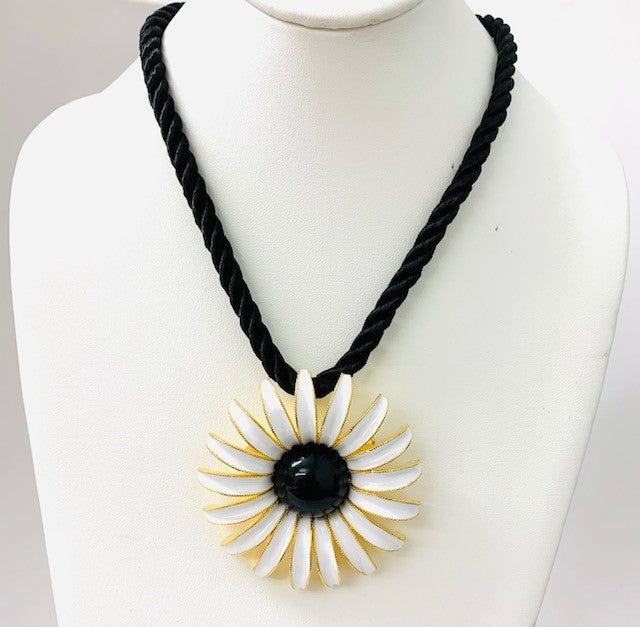 19" White Daisy Pendant Necklace