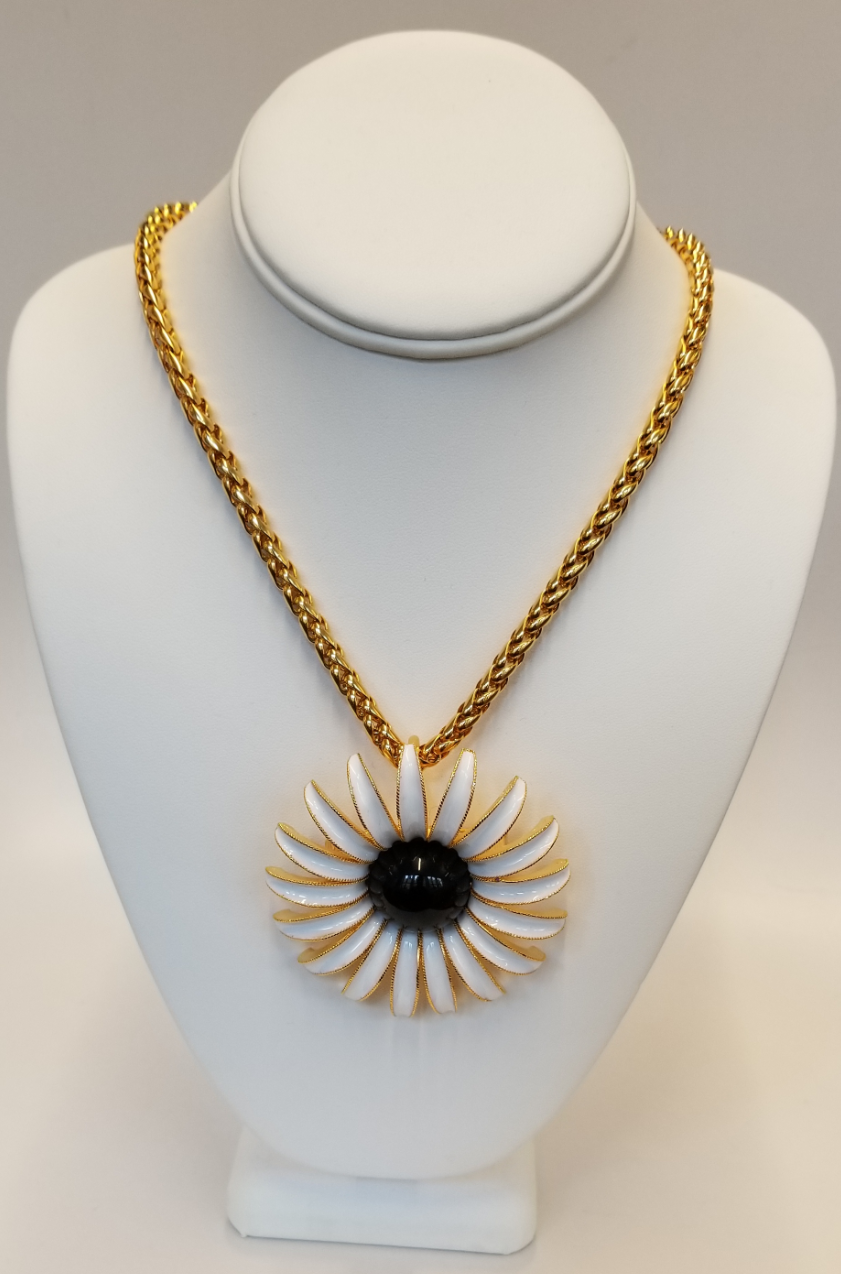 19" White Daisy On Chain Pendant Necklace