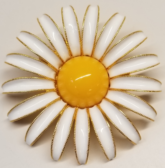 White With Yellow Center Daisy Pin