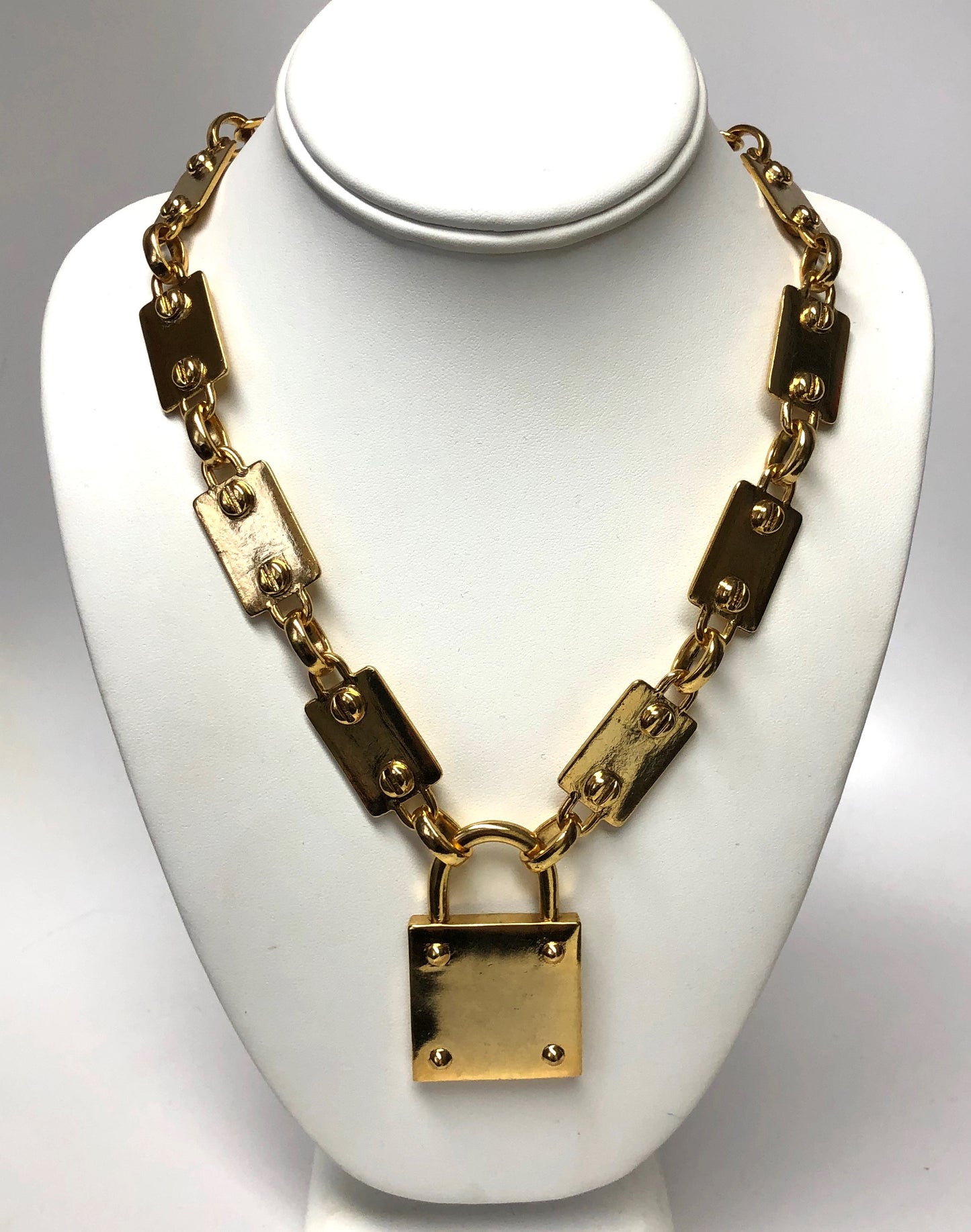 18-22"  Gold Chain With Lock Pendant Necklace