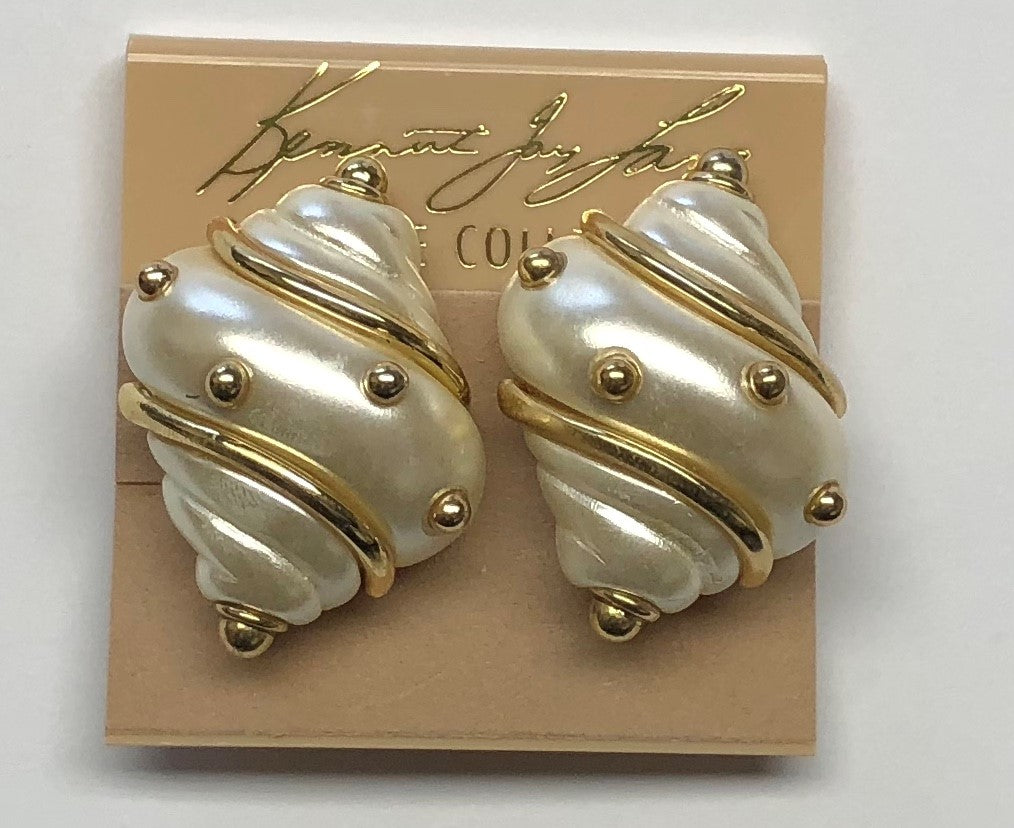 Jackie O White Pearl And Gold Dots Shell Clip Earring